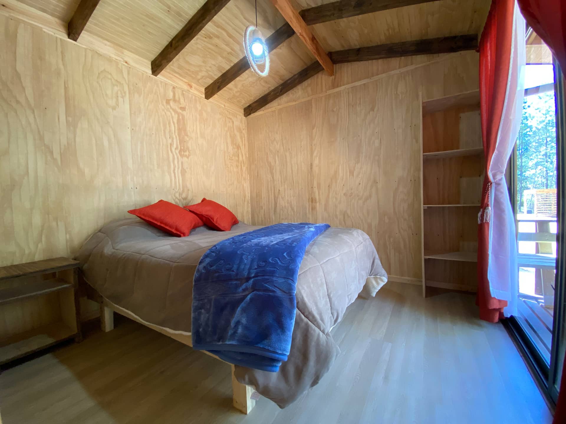 Habitación principal con cama queen y puerta de salida directa a la terraza